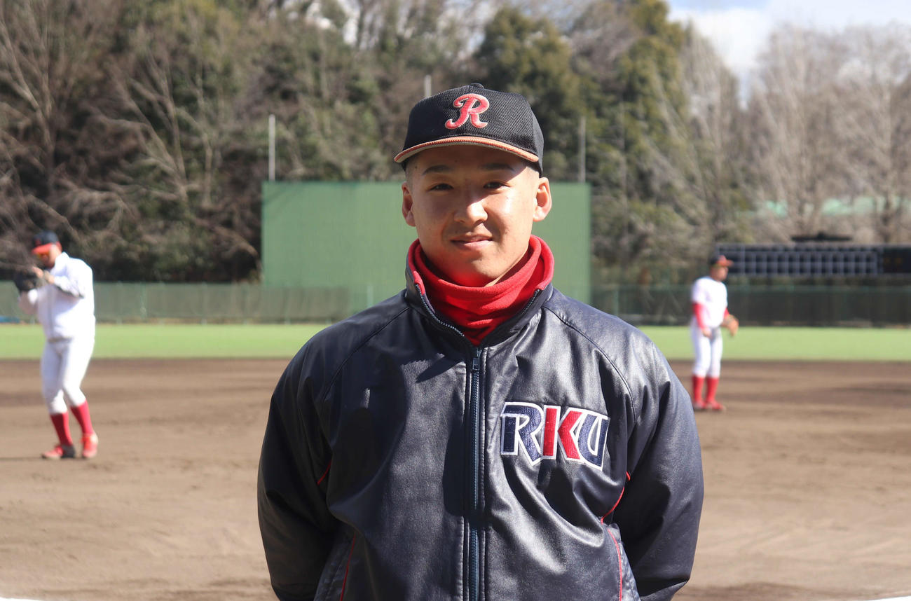 笑顔で写真撮影に応じた、流通経大・清水拓海主将（撮影・阿部泰斉）