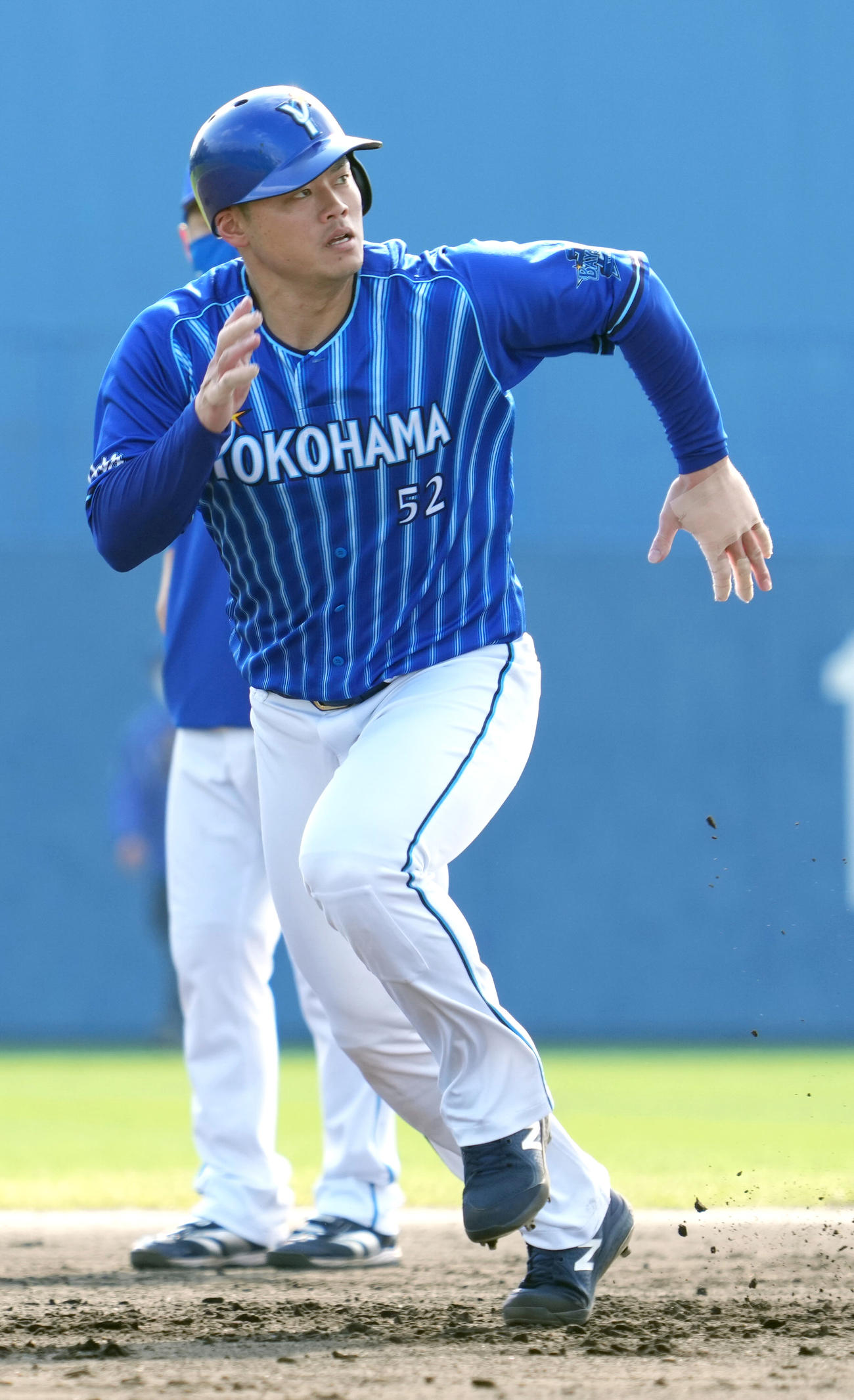 走塁練習するDeNA細川（2022年2月5日撮影）