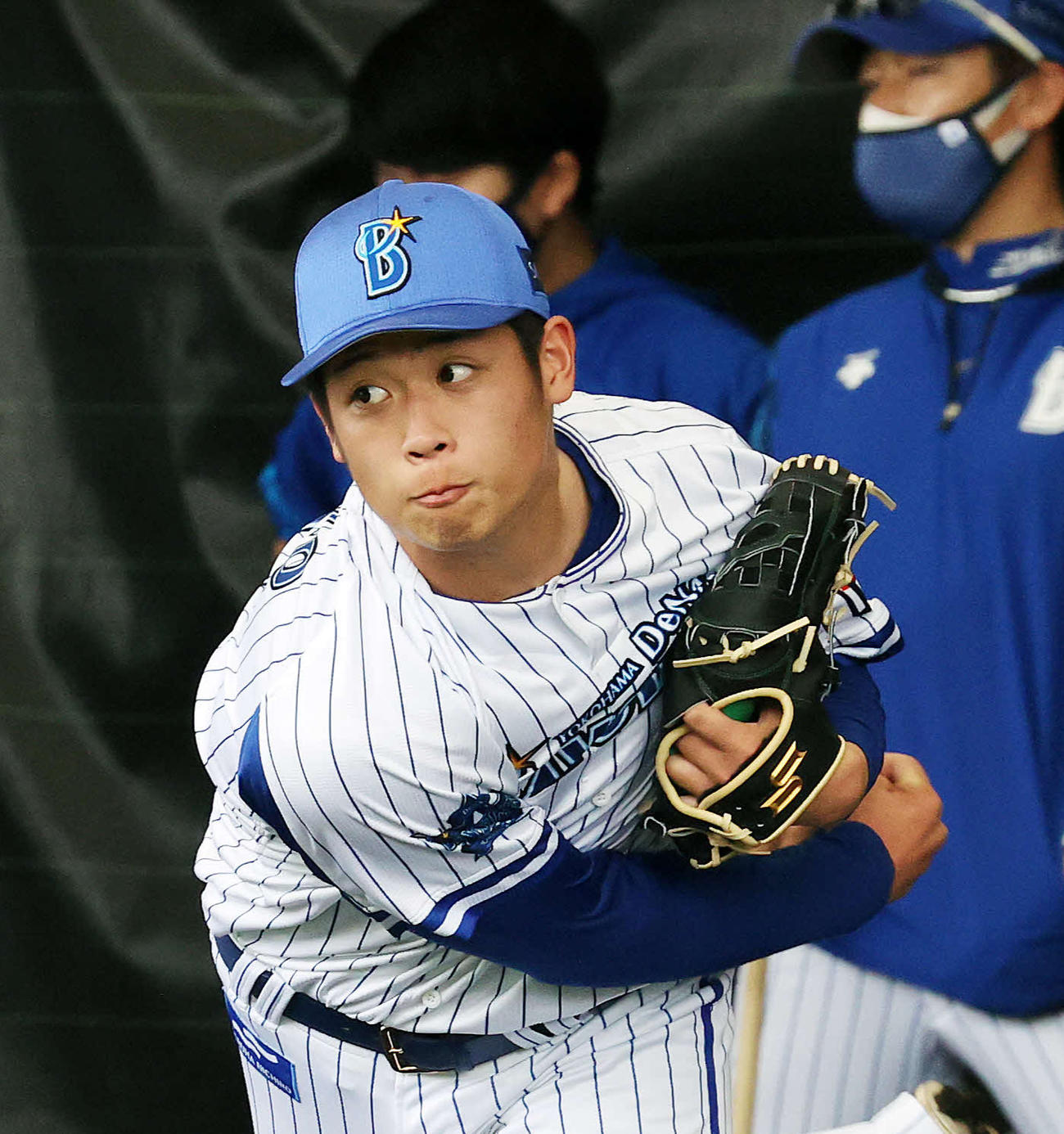 ブルペンで投球練習するDeNA小園健太（2022年2月13日）