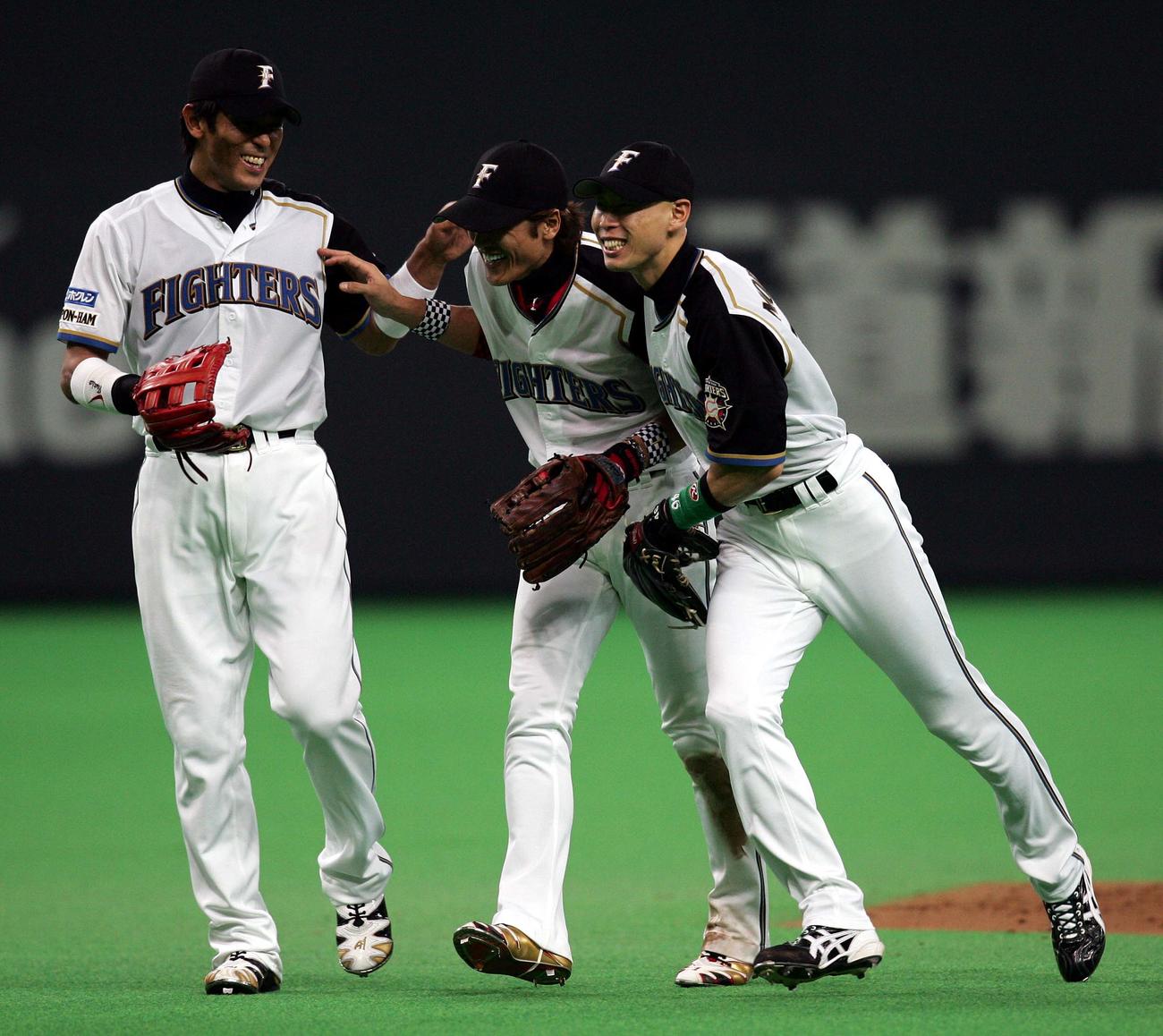 06年7月、笑顔で肩をたたき合いながらベンチに戻る、左から稲葉、新庄、森本