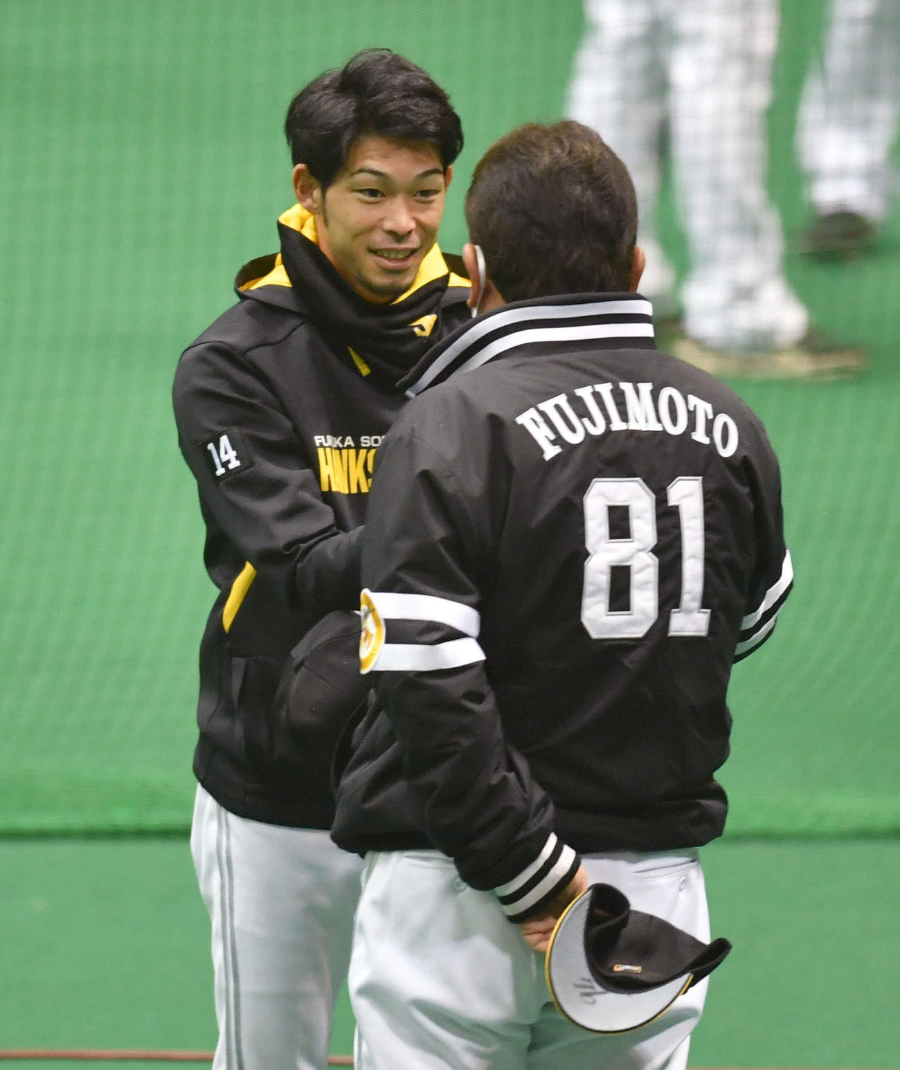 宮崎キャンプに合流し、藤本監督（右）にあいさつする又吉（撮影・岩下翔太）