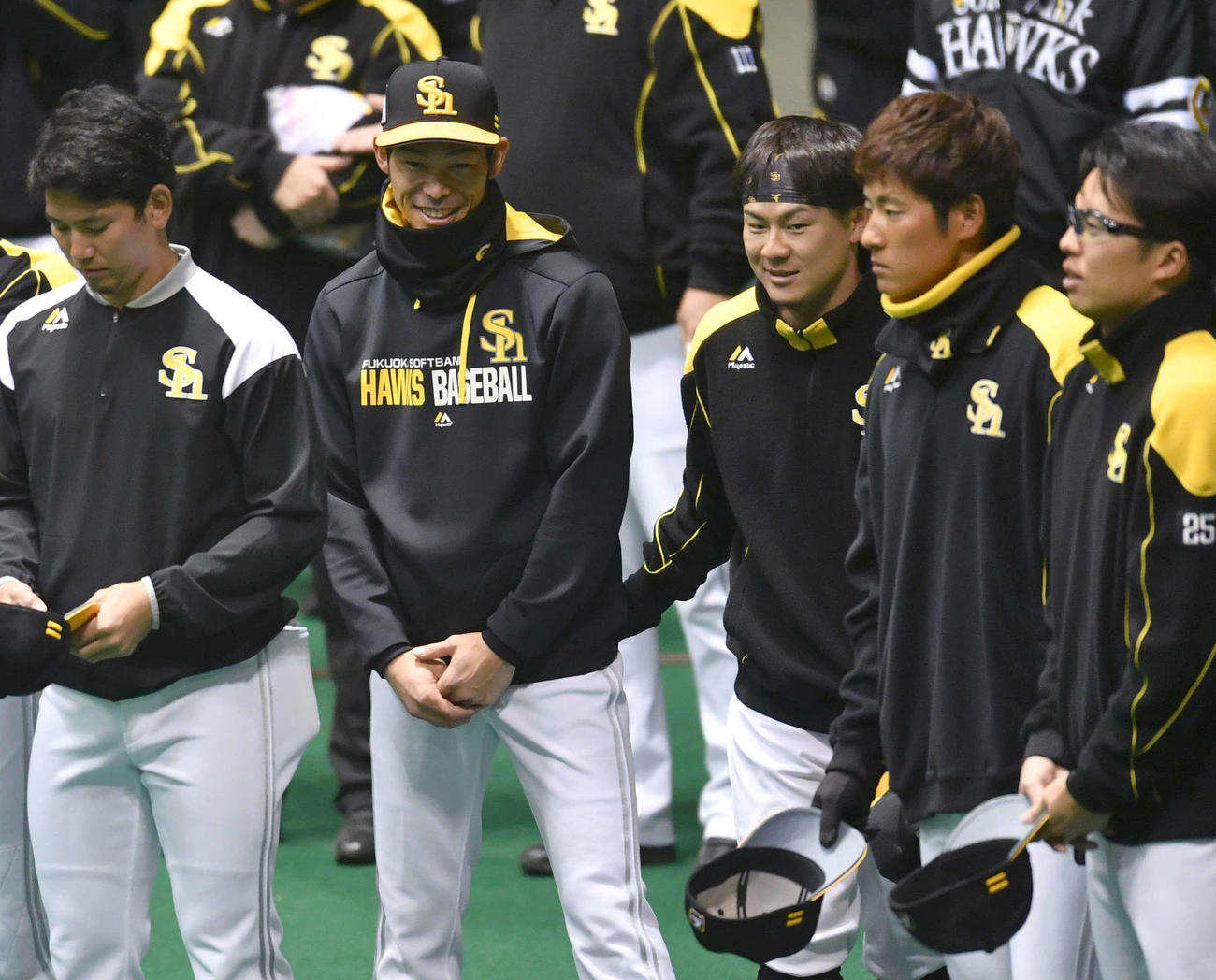 宮崎キャンプに合流し、円陣に加わる又吉（左から2人目）と牧原大（撮影・岩下翔太）