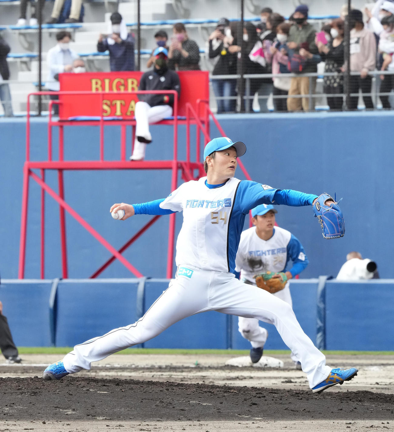 日本ハム対ロッテ　4回表、新庄監督がビッグボスステージから見つめる中、力投する日本ハム玉井（撮影・鈴木みどり）