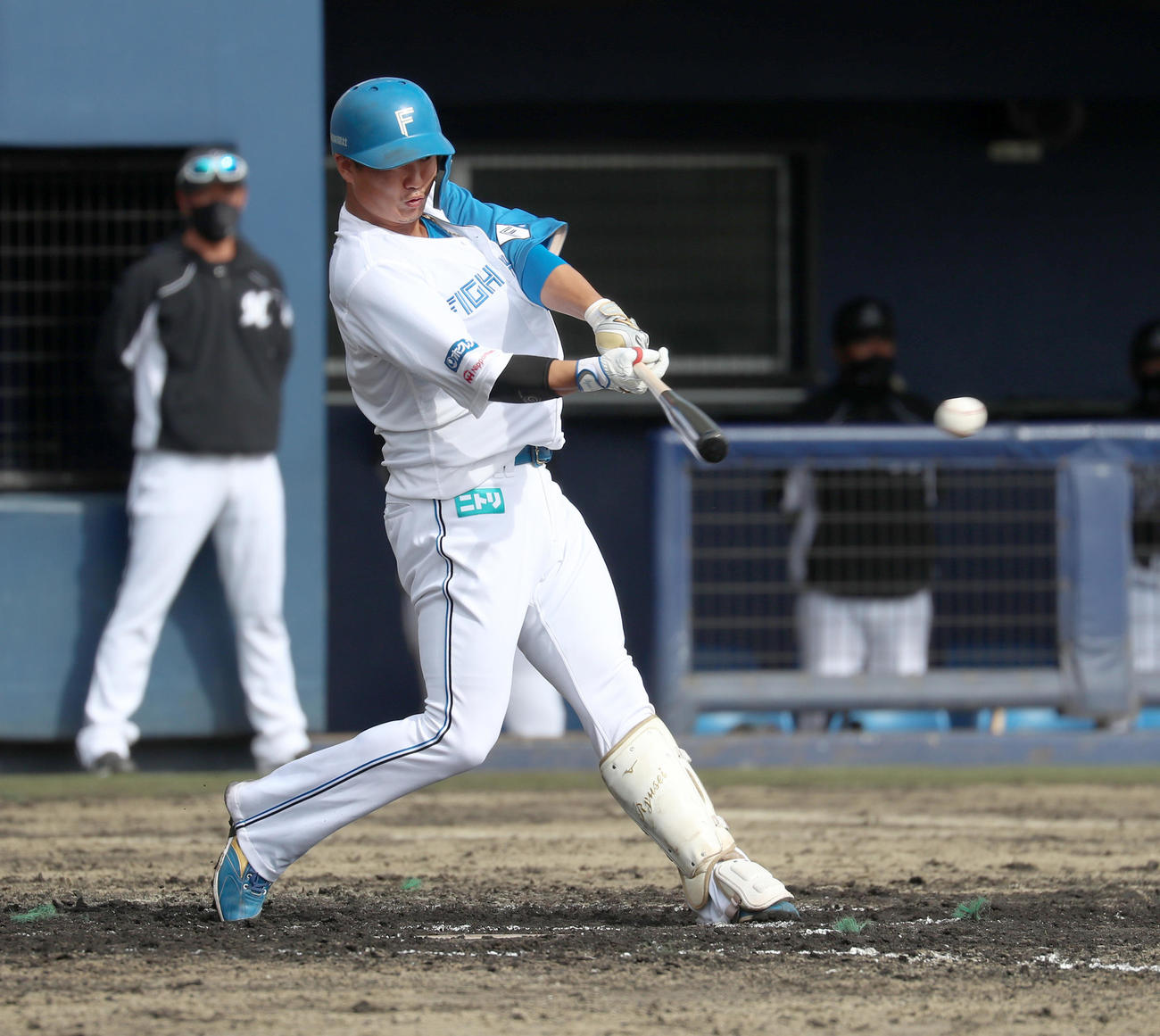 日本ハム対ロッテ　8回裏日本ハム2死二塁、佐藤は同点となる適時二塁打を放つ（撮影・佐藤翔太）