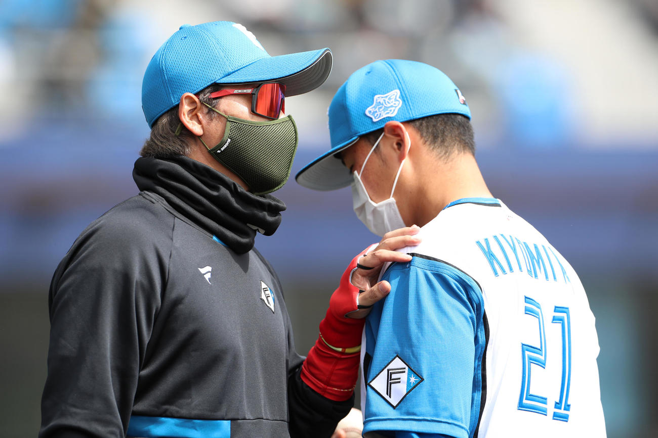 日本ハム対ロッテ　日本ハム新庄監督（左）は清宮に声をかける（撮影・佐藤翔太）