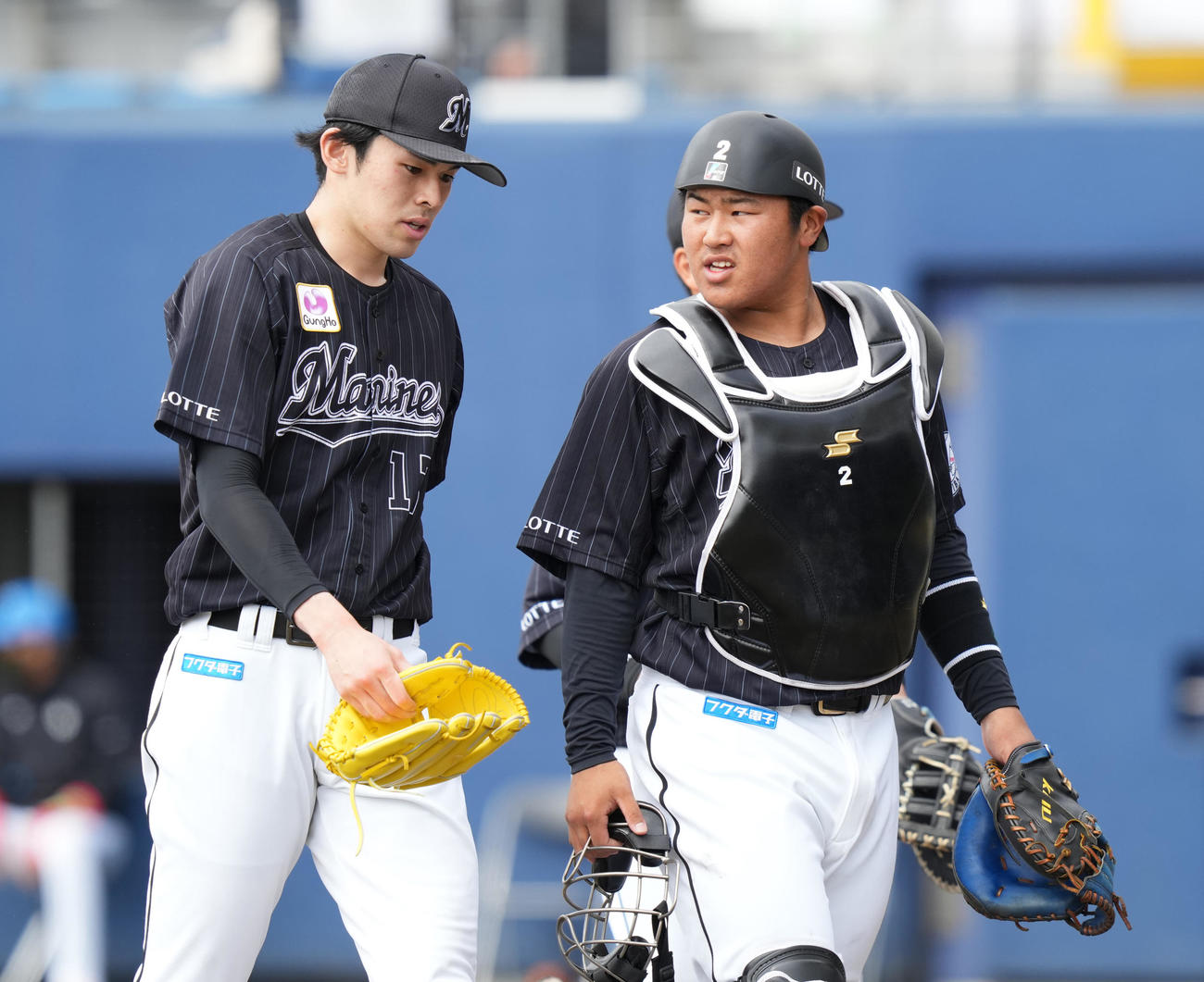 日本ハム対ロッテ　2回まで無失点に抑え、松川（右）と話しながらベンチへ戻るロッテ佐々木朗（撮影・鈴木みどり）