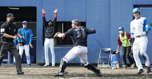 日本ハム対ロッテ　8回裏日本ハム2死二塁、佐藤の左前適時打で松本剛（右）が生還し、バンザイする新庄監督（左から3人目）（撮影・鈴木みどり）