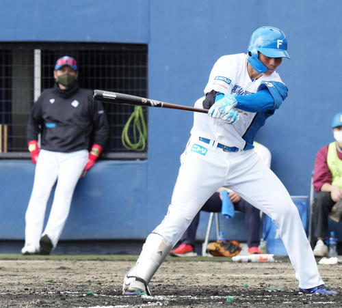 日本ハム対ロッテ　6回裏日本ハム2死、空振り三振に倒れる清宮。後ろは新庄監督（撮影・鈴木みどり）