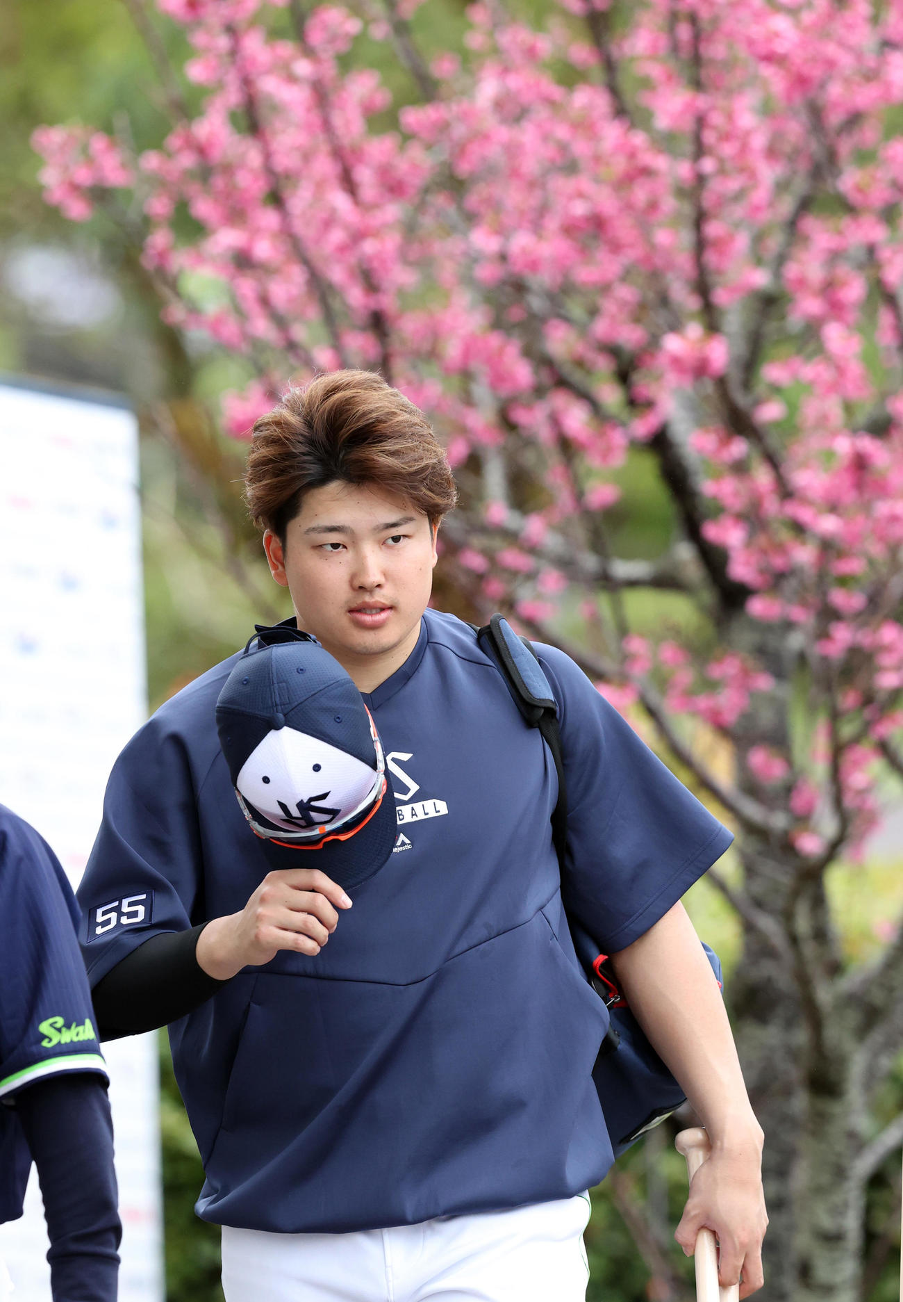 1軍キャンプに合流し、報道陣にあいさつする村上（撮影・狩俣裕三）