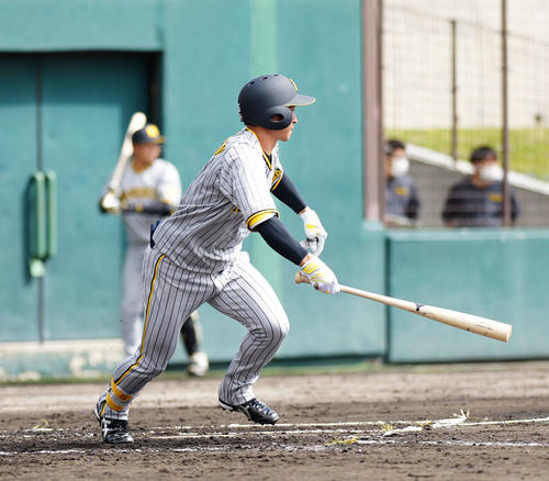 楽天対阪神　3回表阪神1死一、三塁、適時打を放つ近本（撮影・江口和貴）