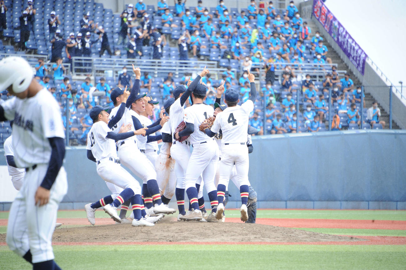 日本文理が優勝を決めた昨年7月27日の全国高校野球選手権新潟大会決勝。諸問題の解決は高校野球のレベルアップにも影響する