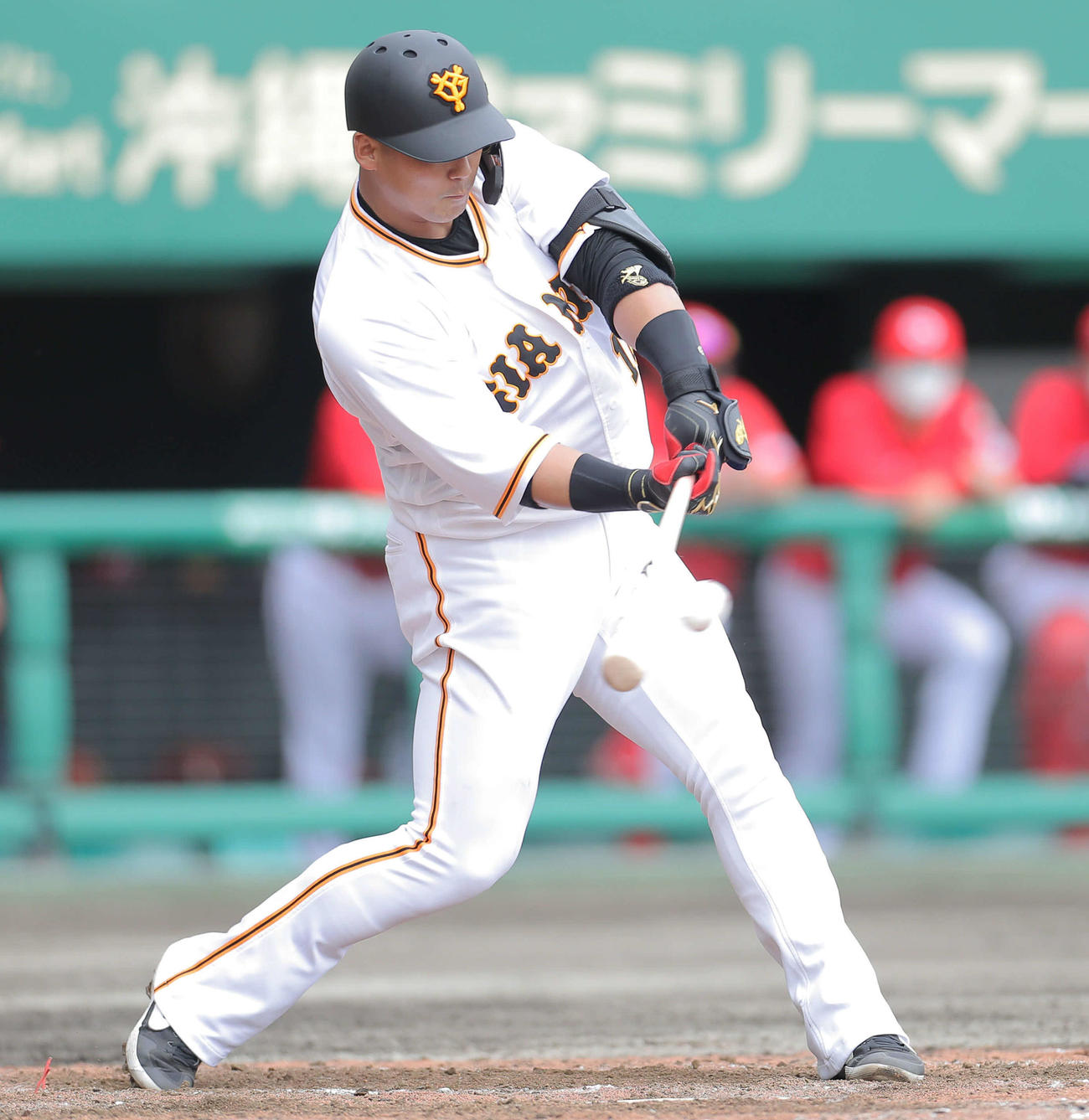 巨人対広島　5回裏巨人無死、中前打を放つ中田（撮影・河田真司）