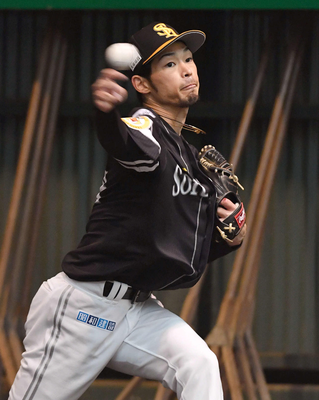 ブルペンで投げ込む又吉（撮影・岩下翔太）