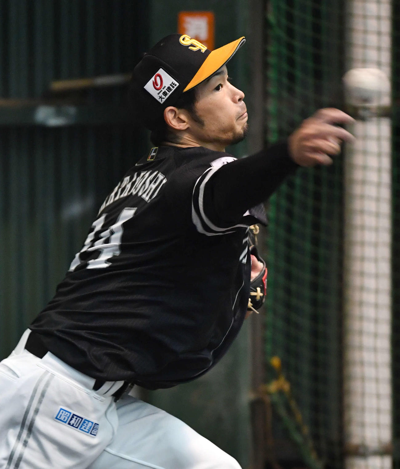 ブルペンで投げ込む又吉（撮影・岩下翔太）