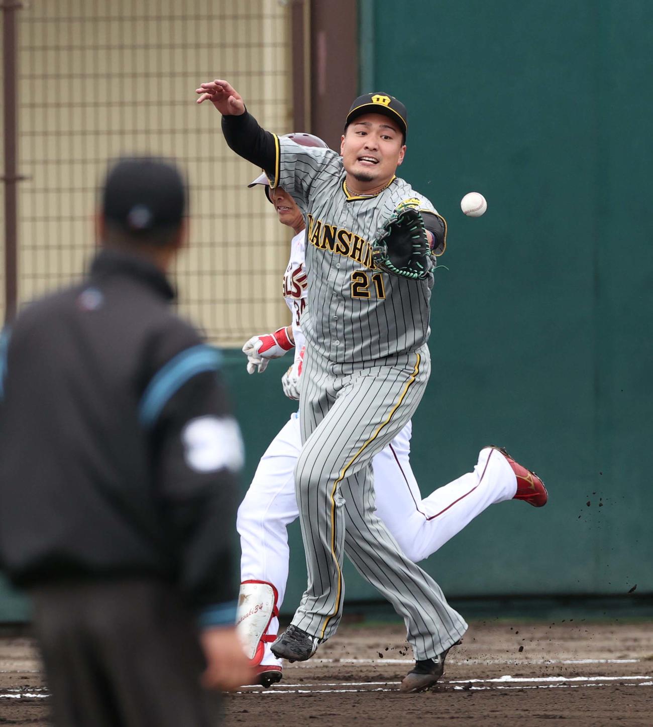 楽天対阪神　秋山（左）は小野寺のトスを捕れず山崎剛（奥）の出塁を許す（撮影・上田博志）