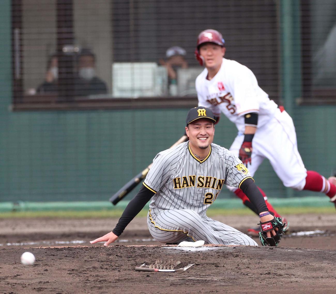 楽天対阪神　1回裏楽天2死三塁、安田悠馬に中前適時打を浴びる秋山拓巳（撮影・上田博志）