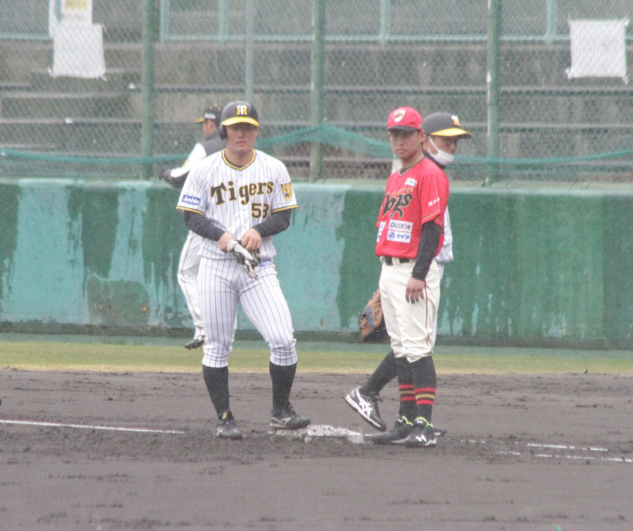 阪神ルーキーの前川は2回、四球を選んで一塁に立った