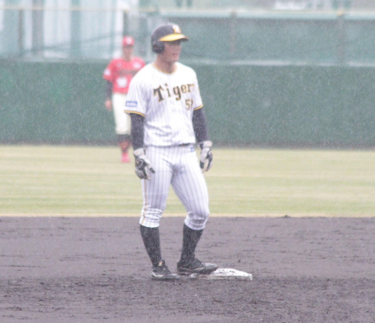 阪神ルーキーの前川は2回、雨で足場が悪いなか、二盗に成功した