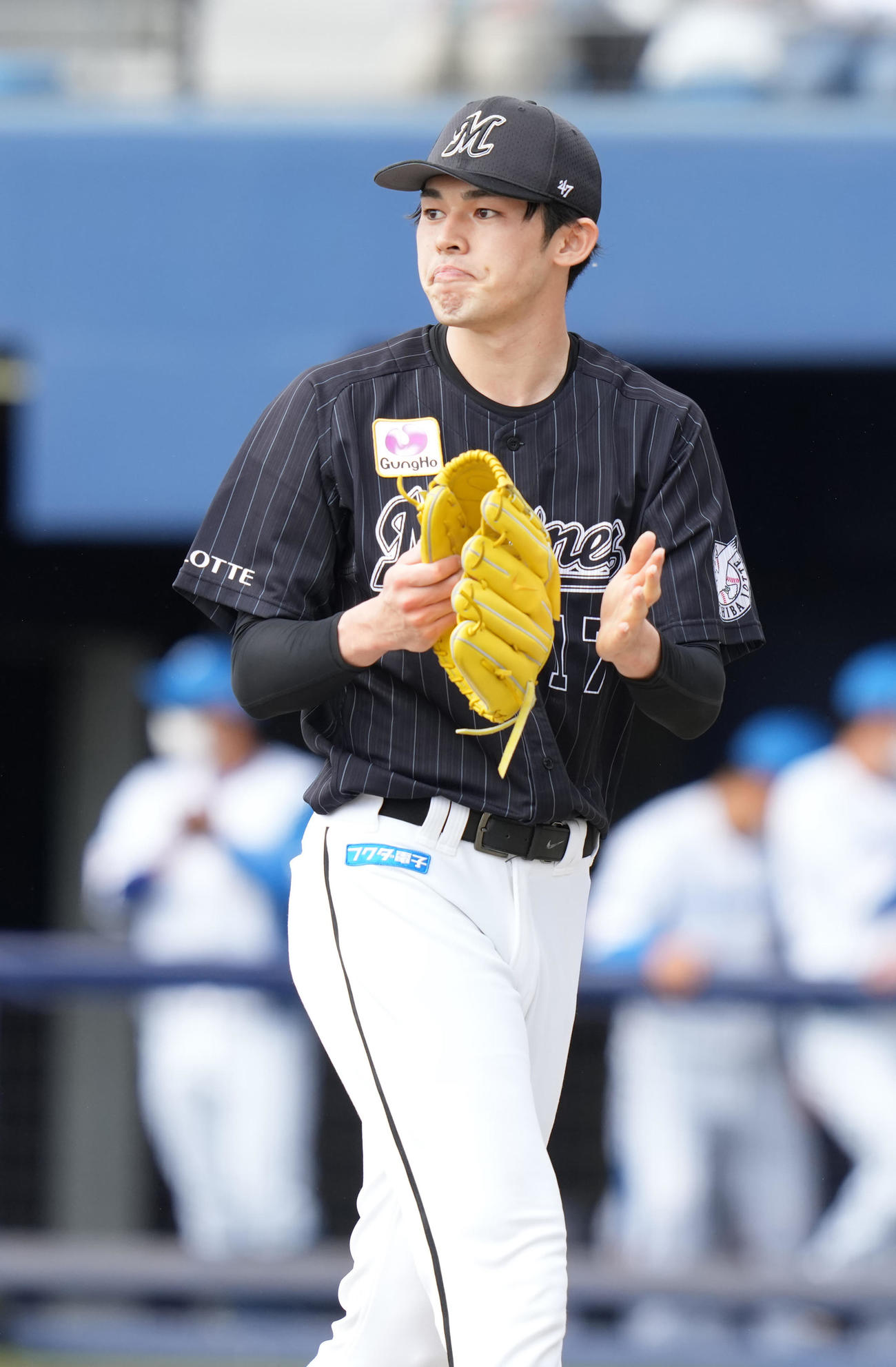 日本ハム対ロッテ　2回まで無失点に抑え、グラブをたたいてベンチへ戻るロッテ佐々木朗（撮影・鈴木みどり）