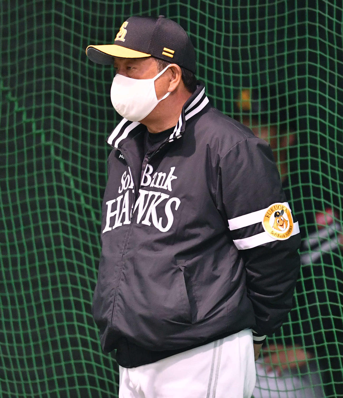 又吉のブルペン投球を見つめる藤本監督（撮影・岩下翔太）