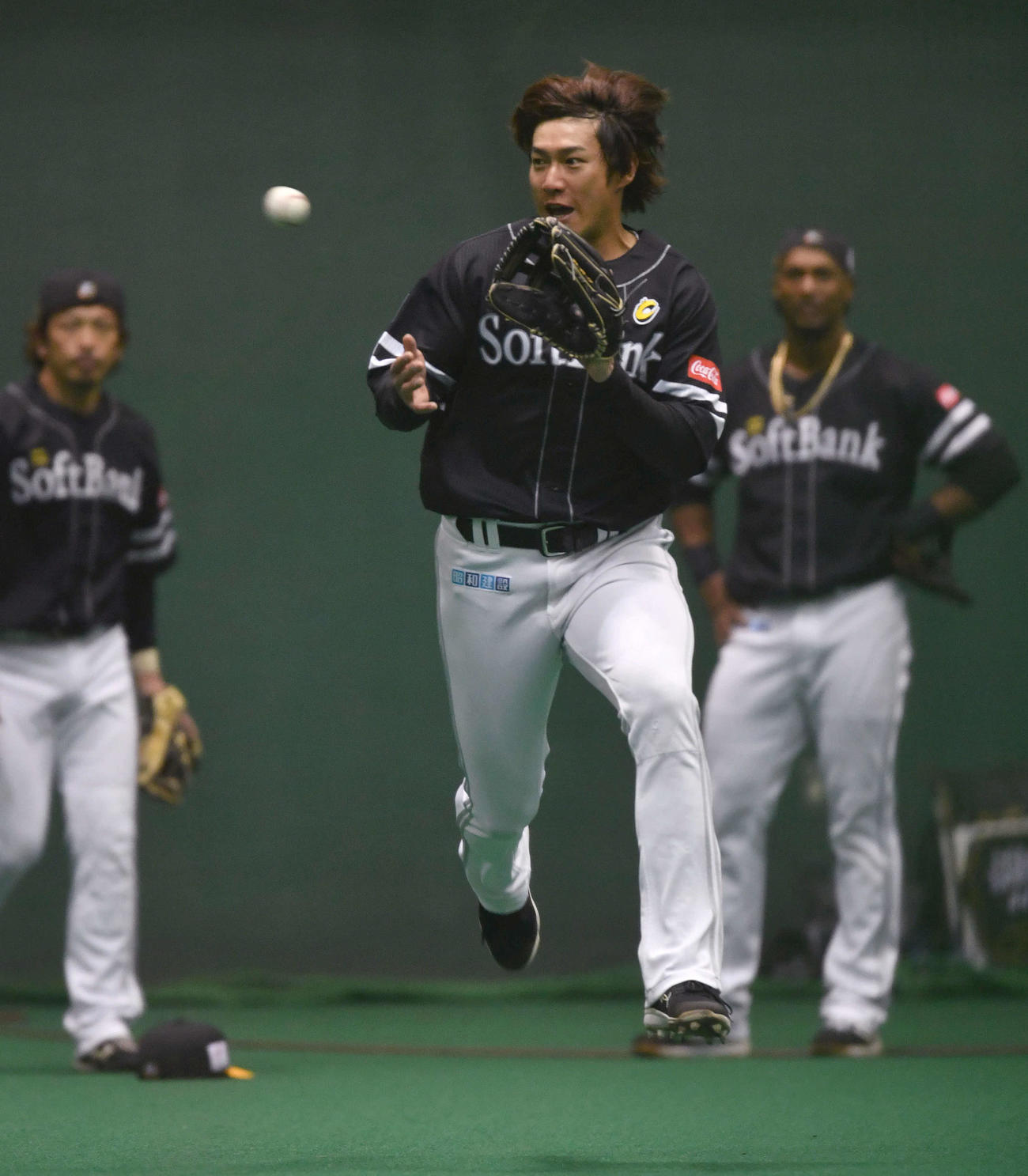 ノックで走りながら捕球する柳田（撮影・岩下翔太）