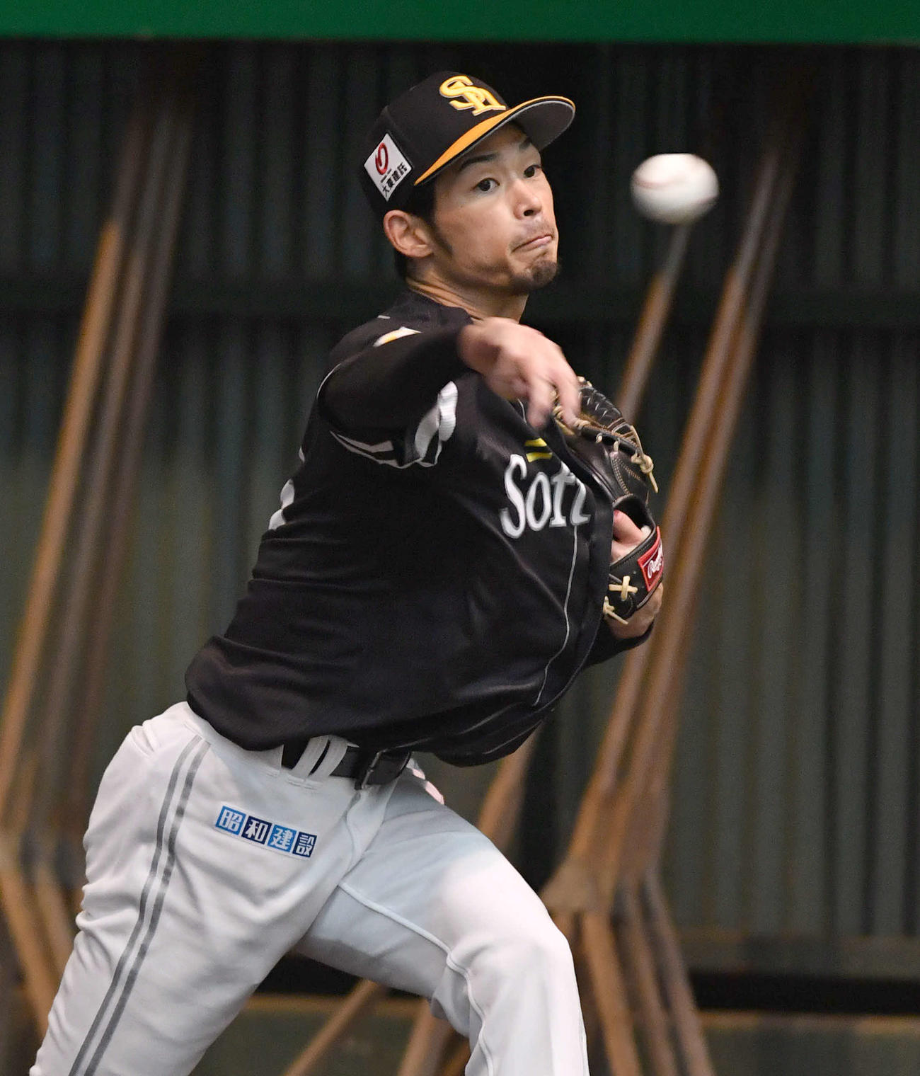 ブルペンで投げ込む又吉（撮影・岩下翔太）