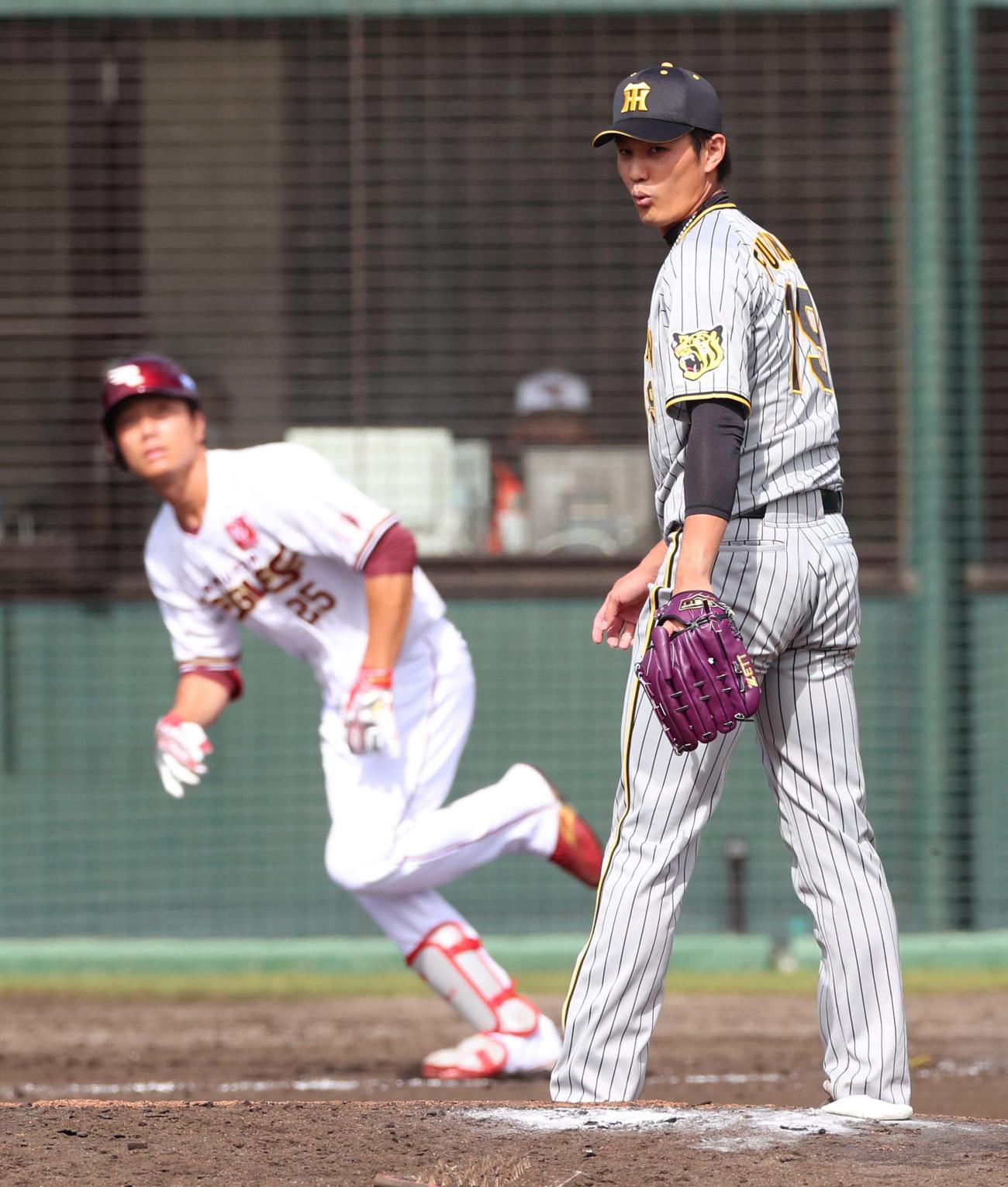 楽天対阪神　4回裏無死、田中和（左）に中越え本塁打を浴びる藤浪（撮影・上田博志）