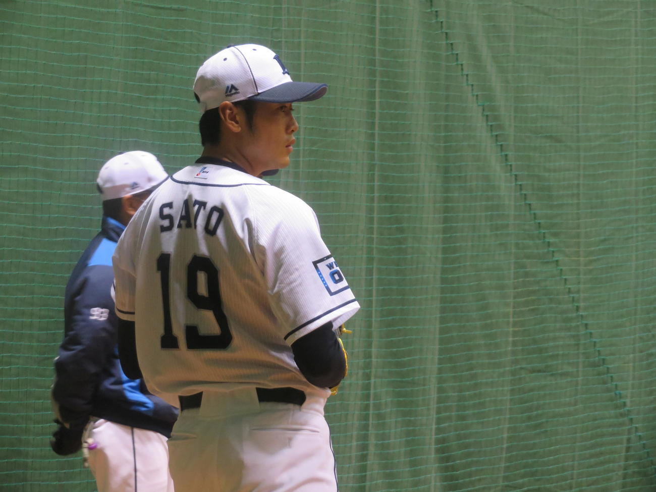 ブルペンでピッチングを行った西武佐藤（撮影・上田悠太）