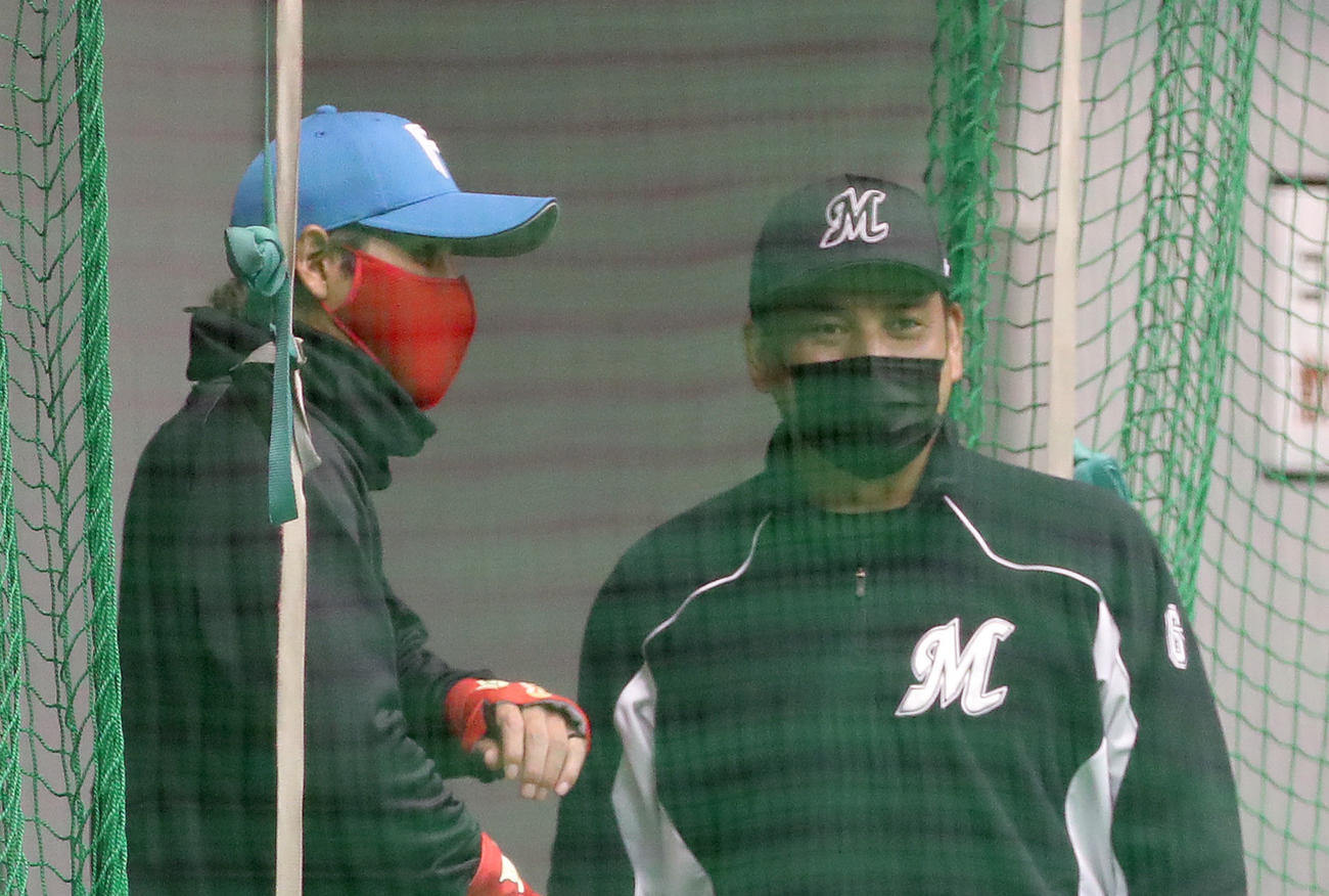 日本ハム対ロッテ　室内練習場で会話する日本ハム新庄監督（左）とロッテ井口監督（撮影・佐藤翔太）