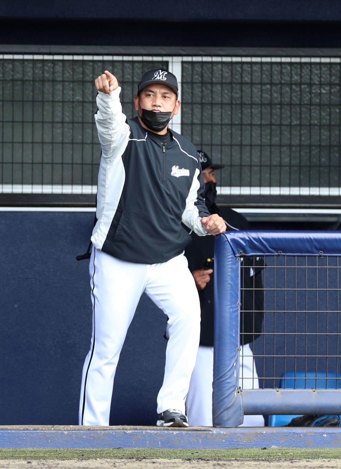 日本ハム対ロッテ　指示をするロッテ井口監督（撮影・佐藤翔太）