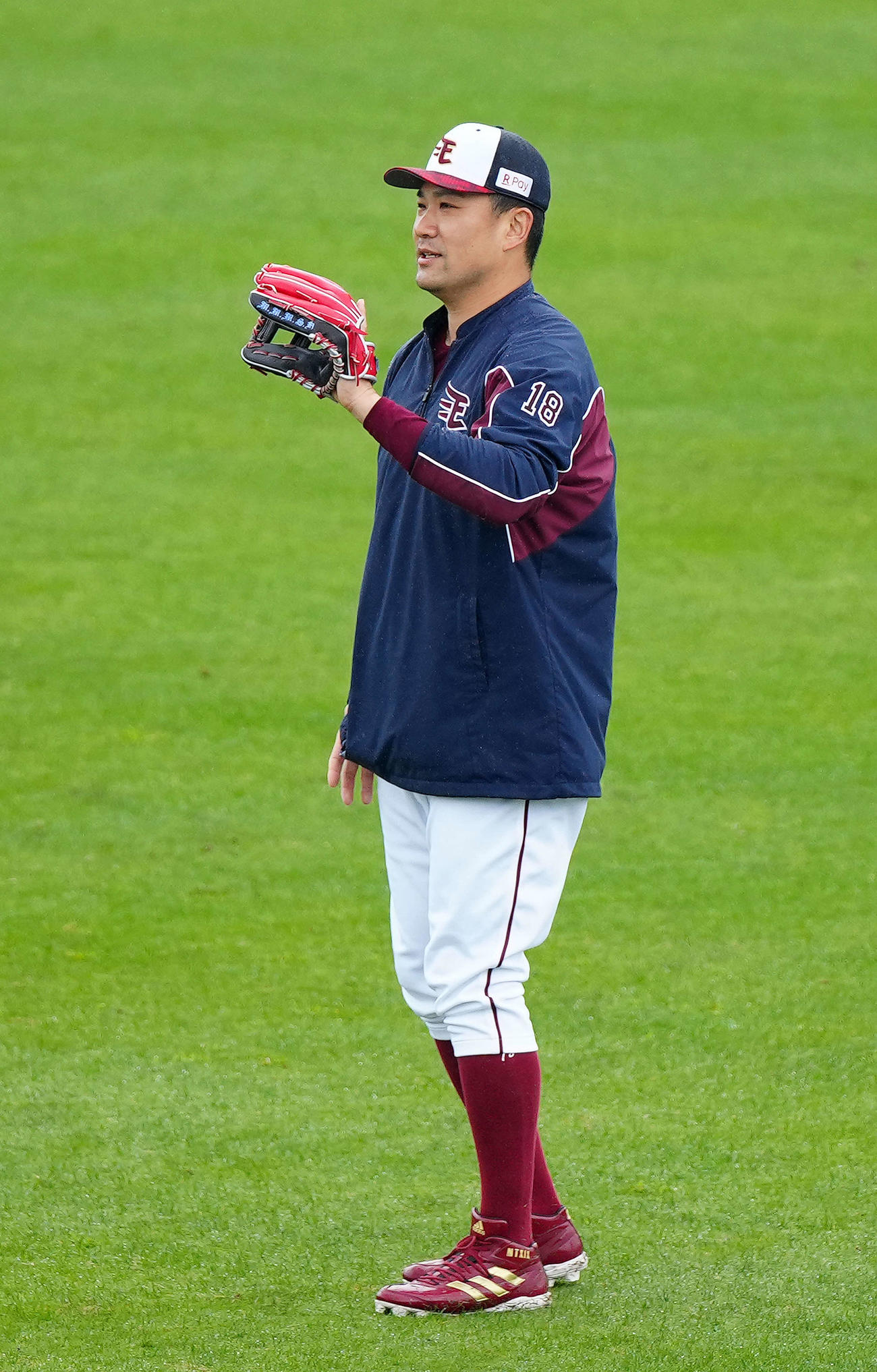 キャッチボールで受ける時、顔の前にグラブを出す楽天田中将（2022年2月18日撮影）
