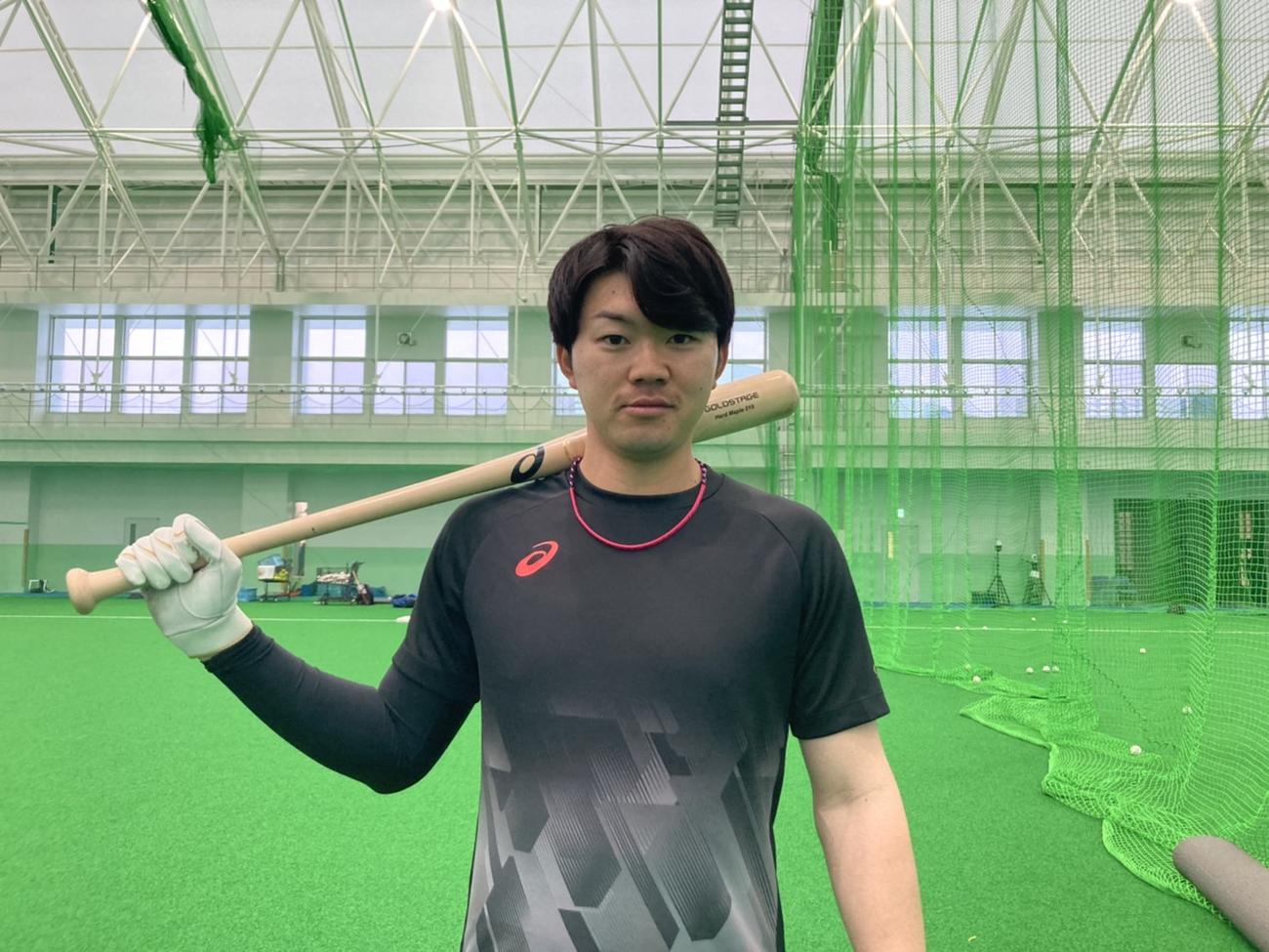 バットを手にポーズを決めるDeNA楠本（球団提供）