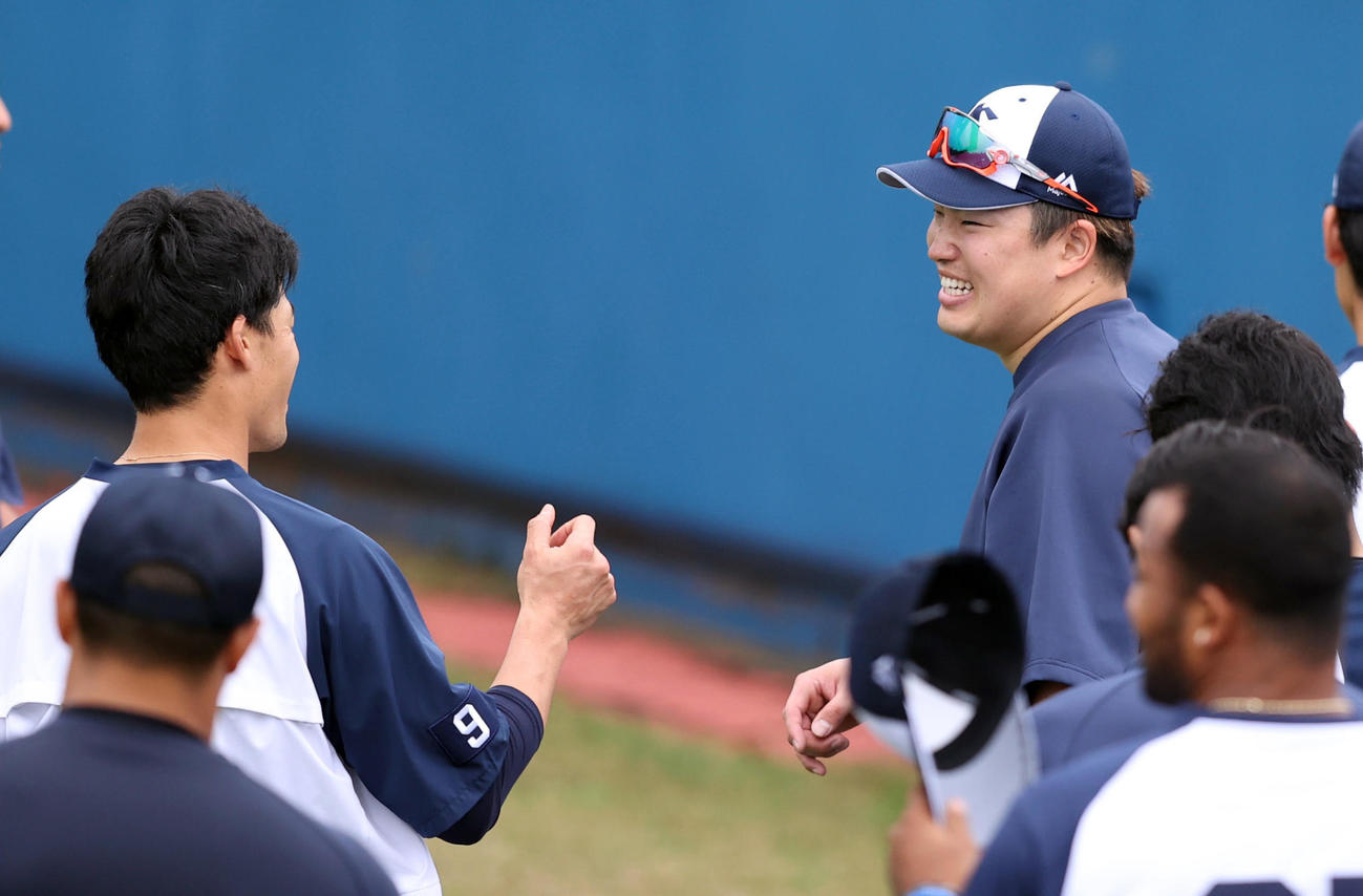 1軍に合流し、塩見（左）と談笑する村上（撮影・狩俣裕三）
