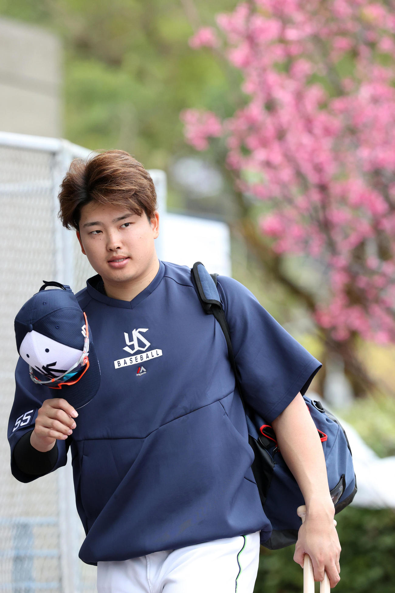 1軍キャンプに合流し、報道陣にあいさつする村上（撮影・狩俣裕三）