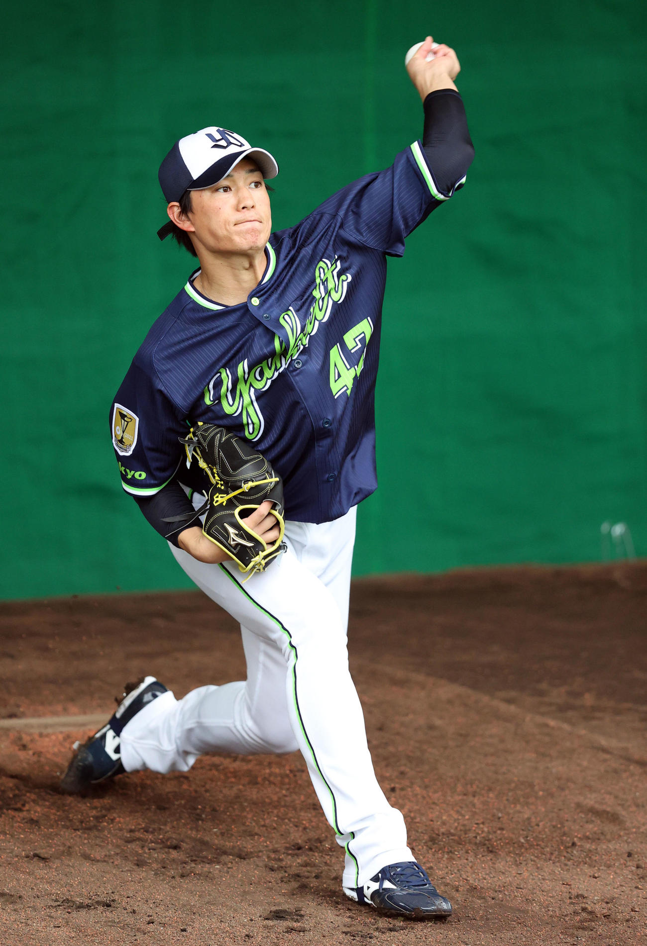 1軍に合流し、ブルペンで投げ込む高橋（撮影・狩俣裕三）