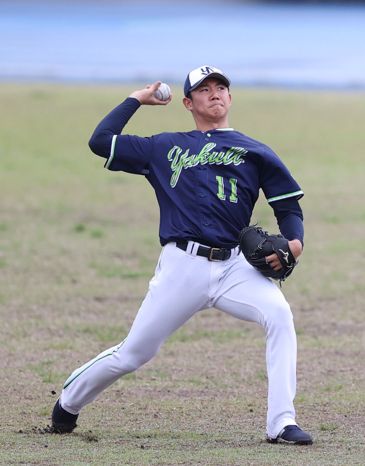 力強くキャッチボールをする奥川（撮影・狩俣裕三）