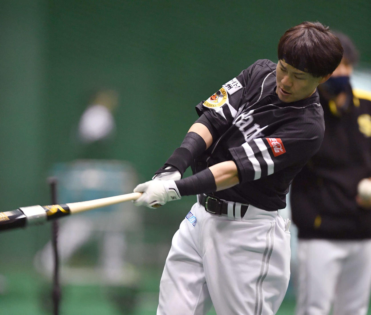 ティー打撃を行う牧原大（撮影・岩下翔太）