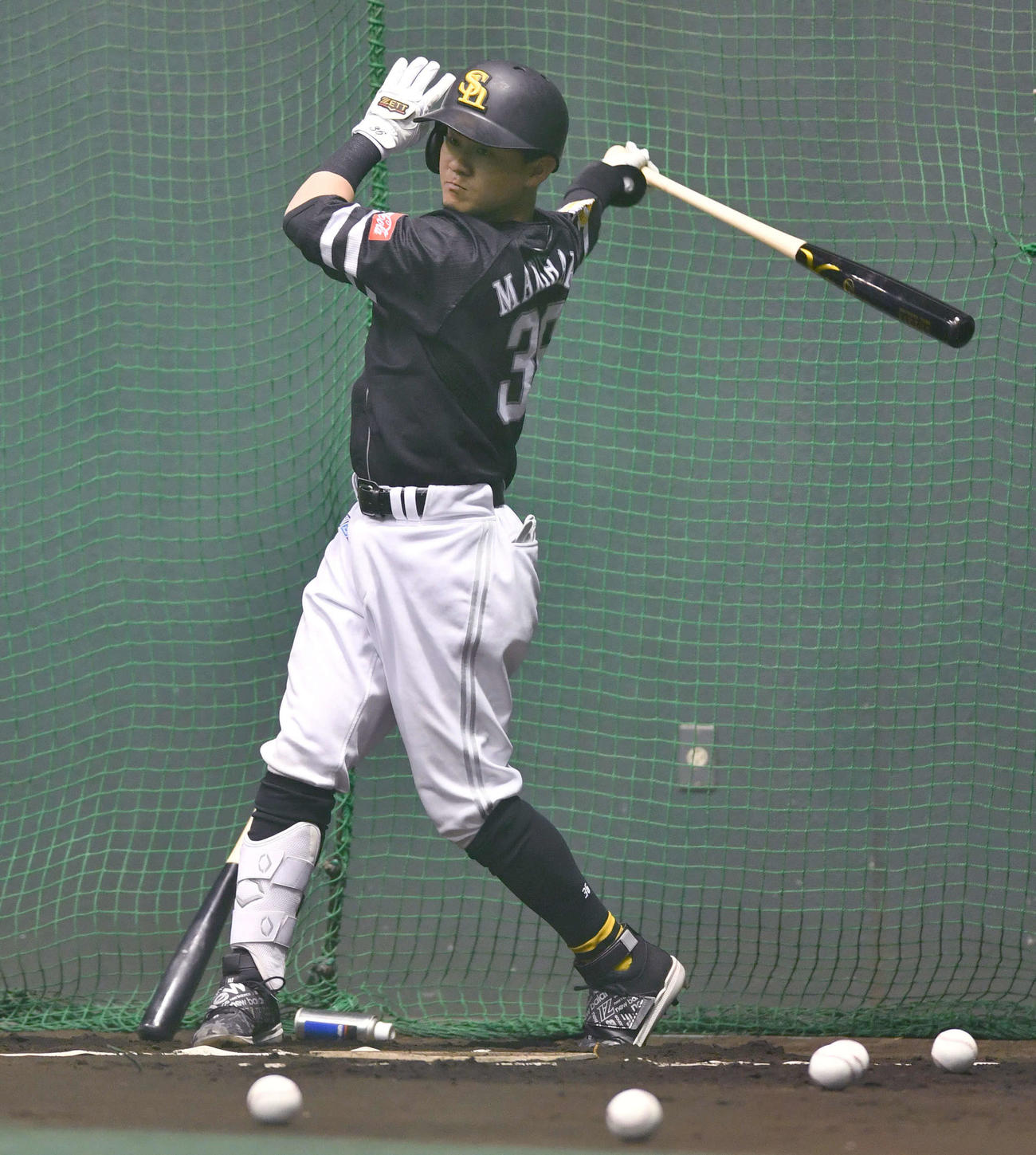 フリー打撃を行う牧原大（撮影・岩下翔太）