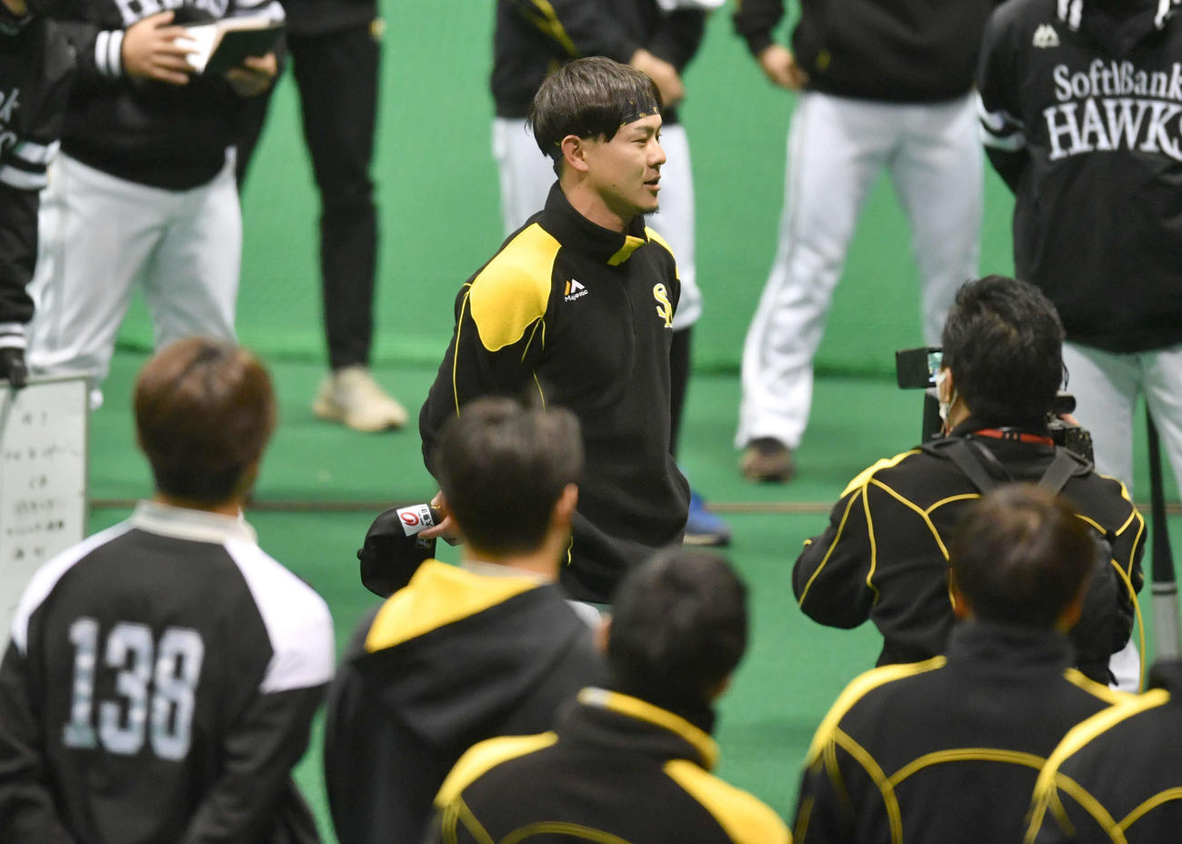 宮崎キャンプに合流し、円陣でナインにあいさつする牧原大（撮影・岩下翔太）