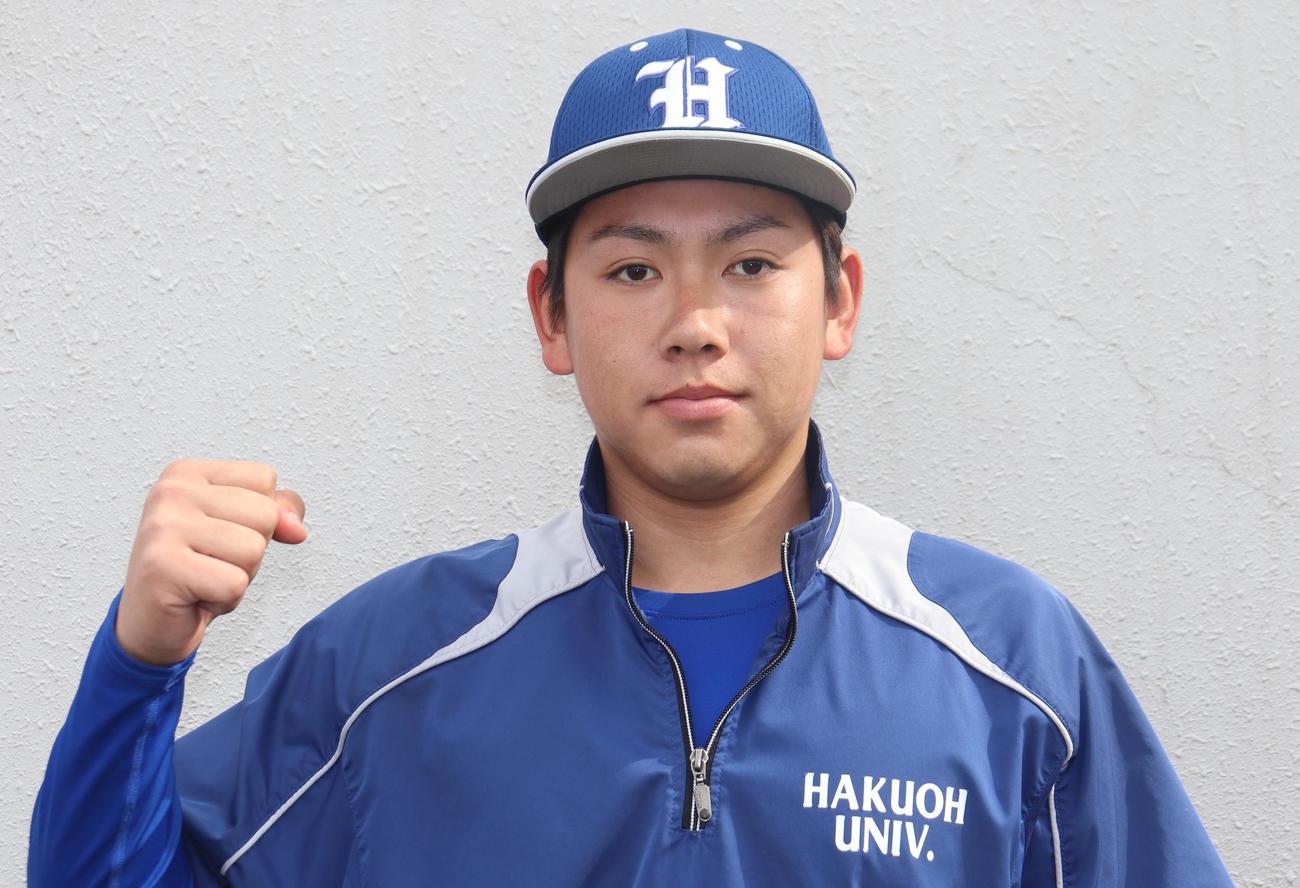 ガッツポーズみみせる白鴎大・大塚璃音内野手（撮影・阿部泰斉）