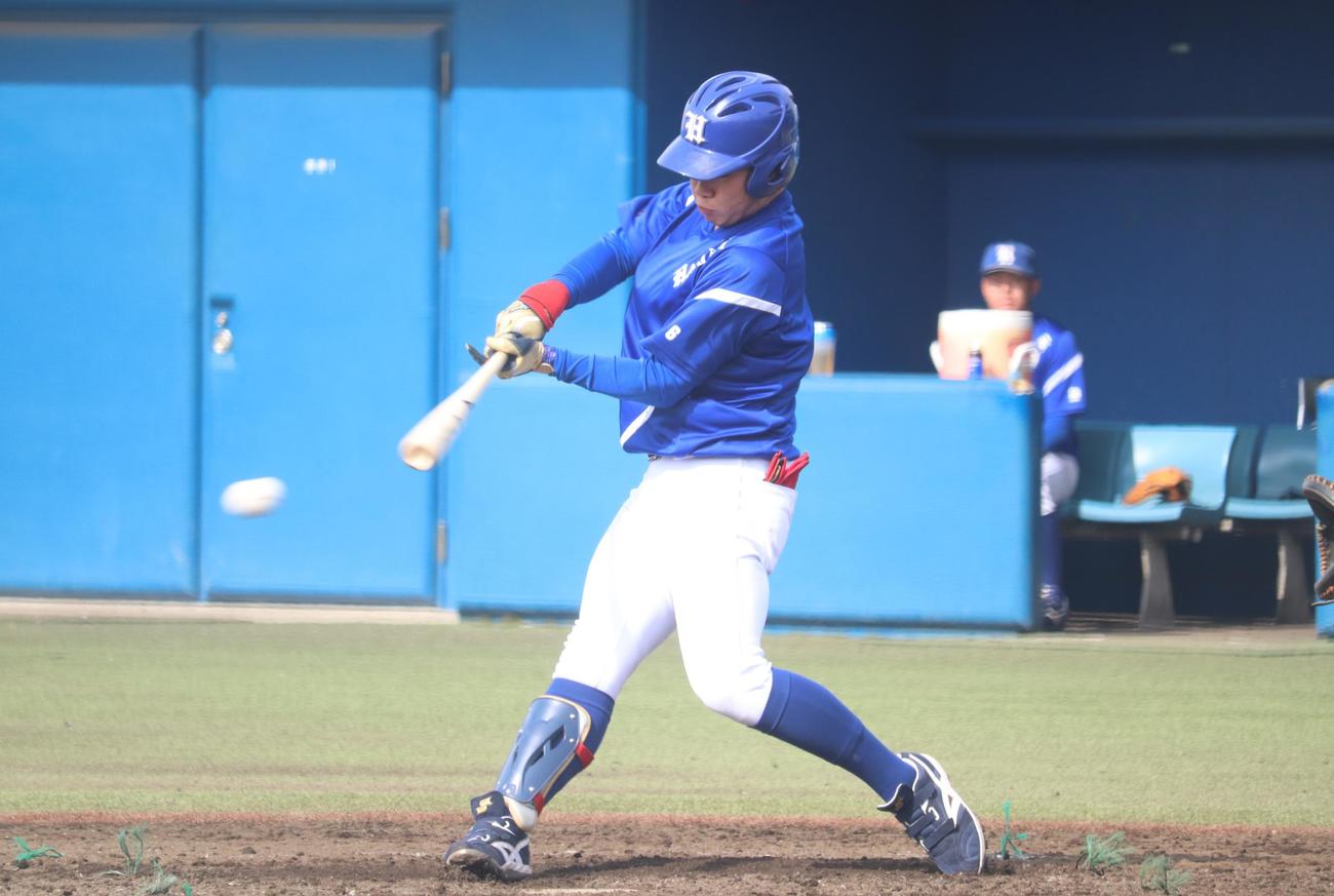 白鴎大紅白戦　5回2死二、三塁、右前2点適時打を放つ大塚璃音内野手（撮影・阿部泰斉）
