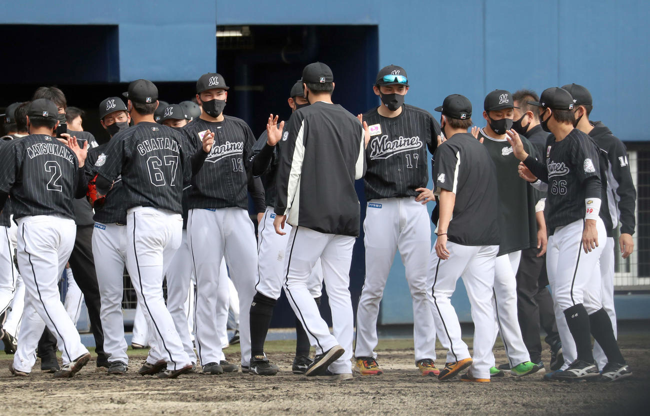 日本ハム対ロッテ　試合終了後、チームメートを出迎えるロッテ佐々木朗（中央）（撮影・佐藤翔太）