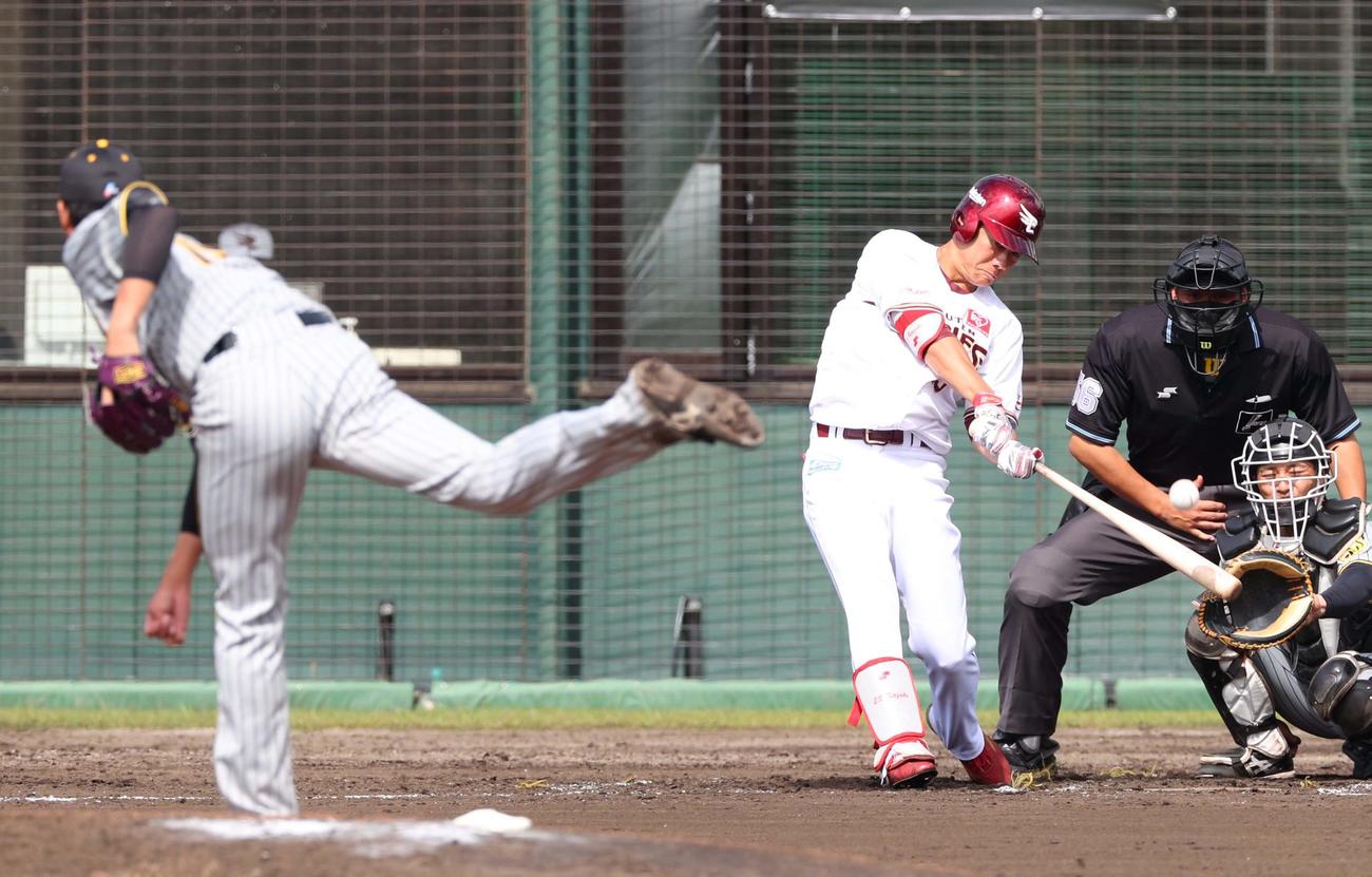阪神戦の4回、中越え本塁打を放つ田中和。投手は藤浪（撮影・上田博志）