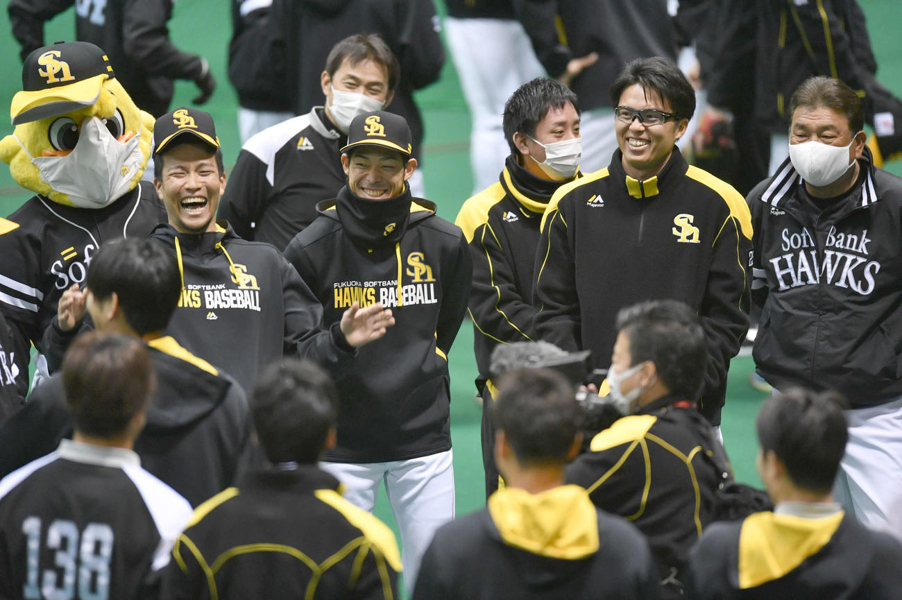円陣で談笑する、後方左から千賀、又吉、田中正、藤本監督（撮影・岩下翔太）