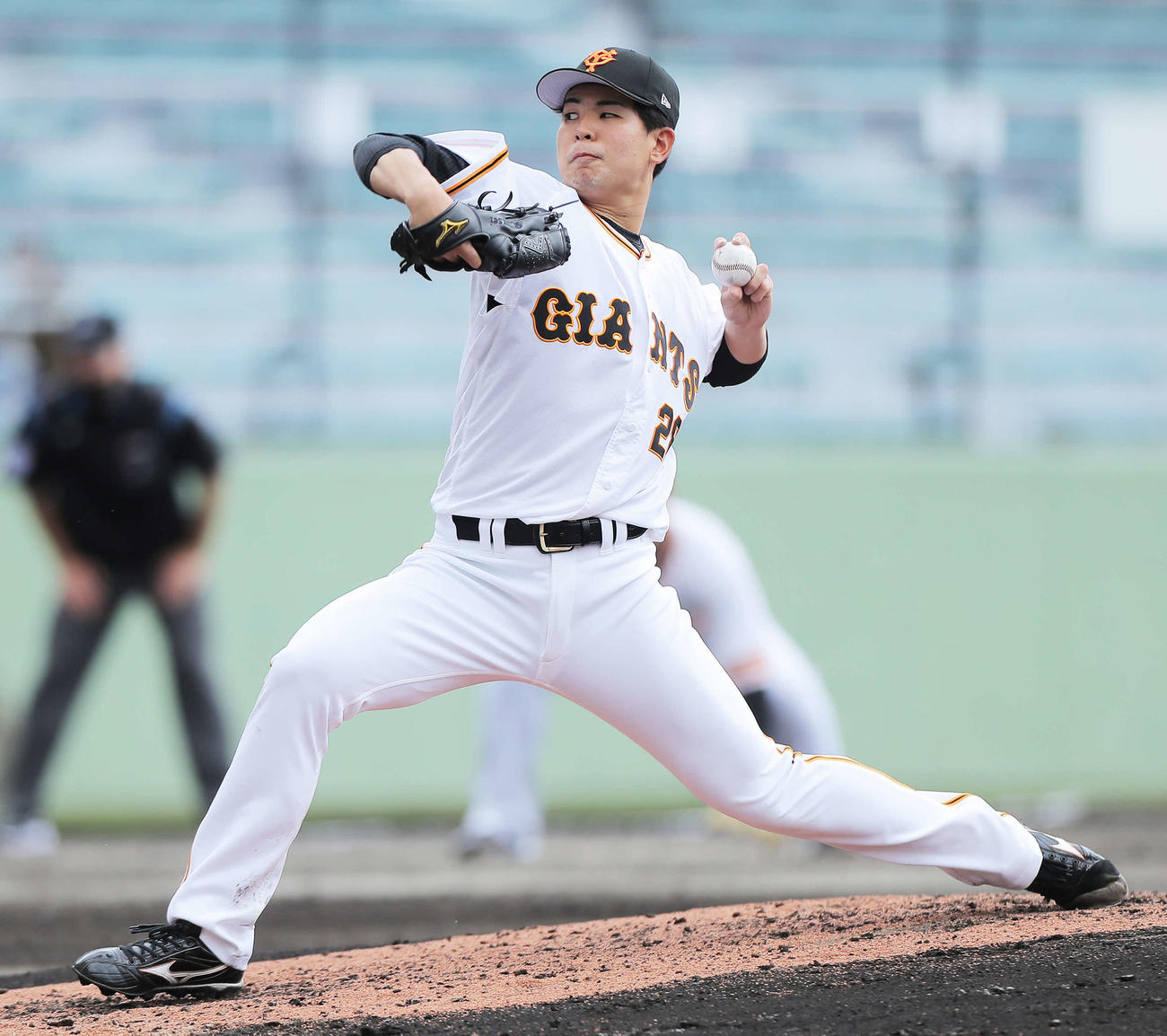 巨人対広島　4回表、巨人2番手で登板する山田（撮影・河田真司）
