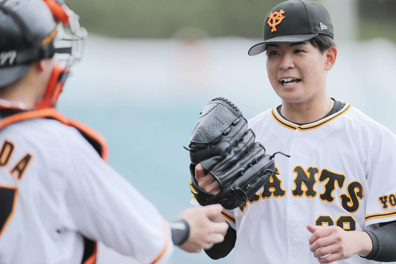 巨人対広島　4回表を抑え、笑顔を見せる巨人山田（撮影・河田真司）