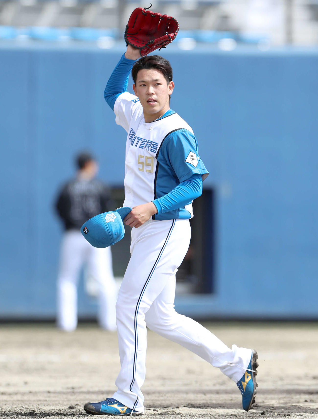 日本ハム対ロッテ　3回無失点でベンチに戻る日本ハム根本（撮影・佐藤翔太）