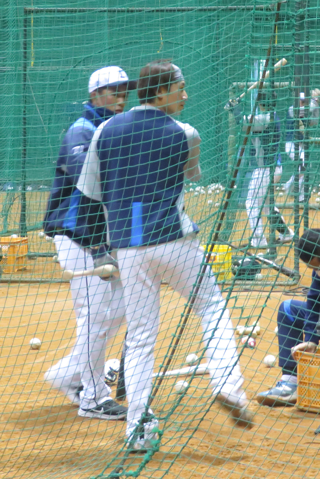 松井ヘッドコーチから打撃の個別指導を受ける西武金子（撮影・上田悠太）