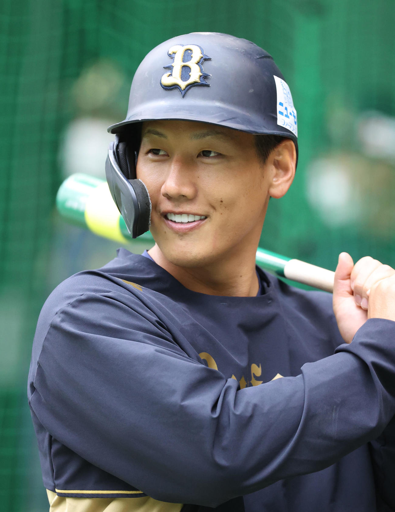 ブルペンの打席で笑顔を見せる吉田正（撮影・渦原淳）