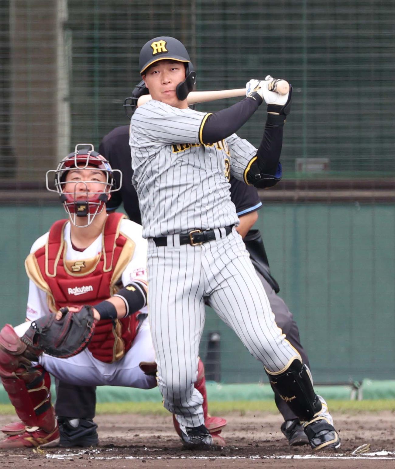 楽天対阪神　3回表阪神2死一、二塁、中前に適時打を放つ大山（撮影・上田博志）